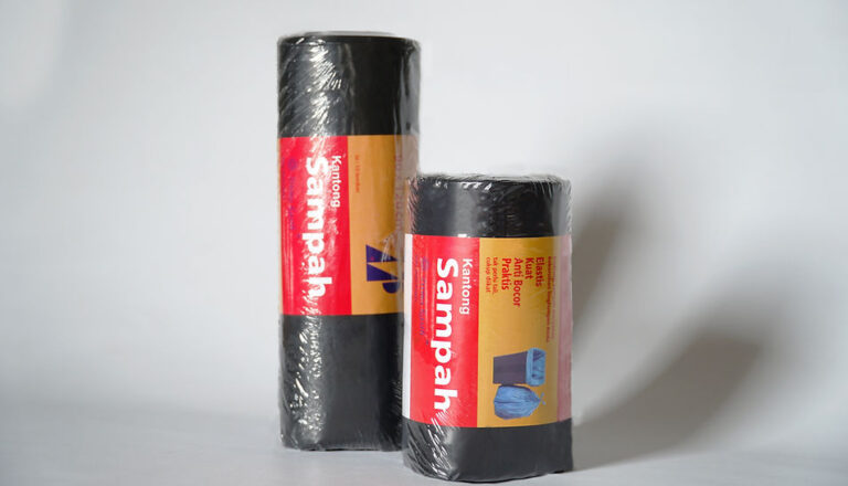 Kantong sampah roll hitam dua ukuran