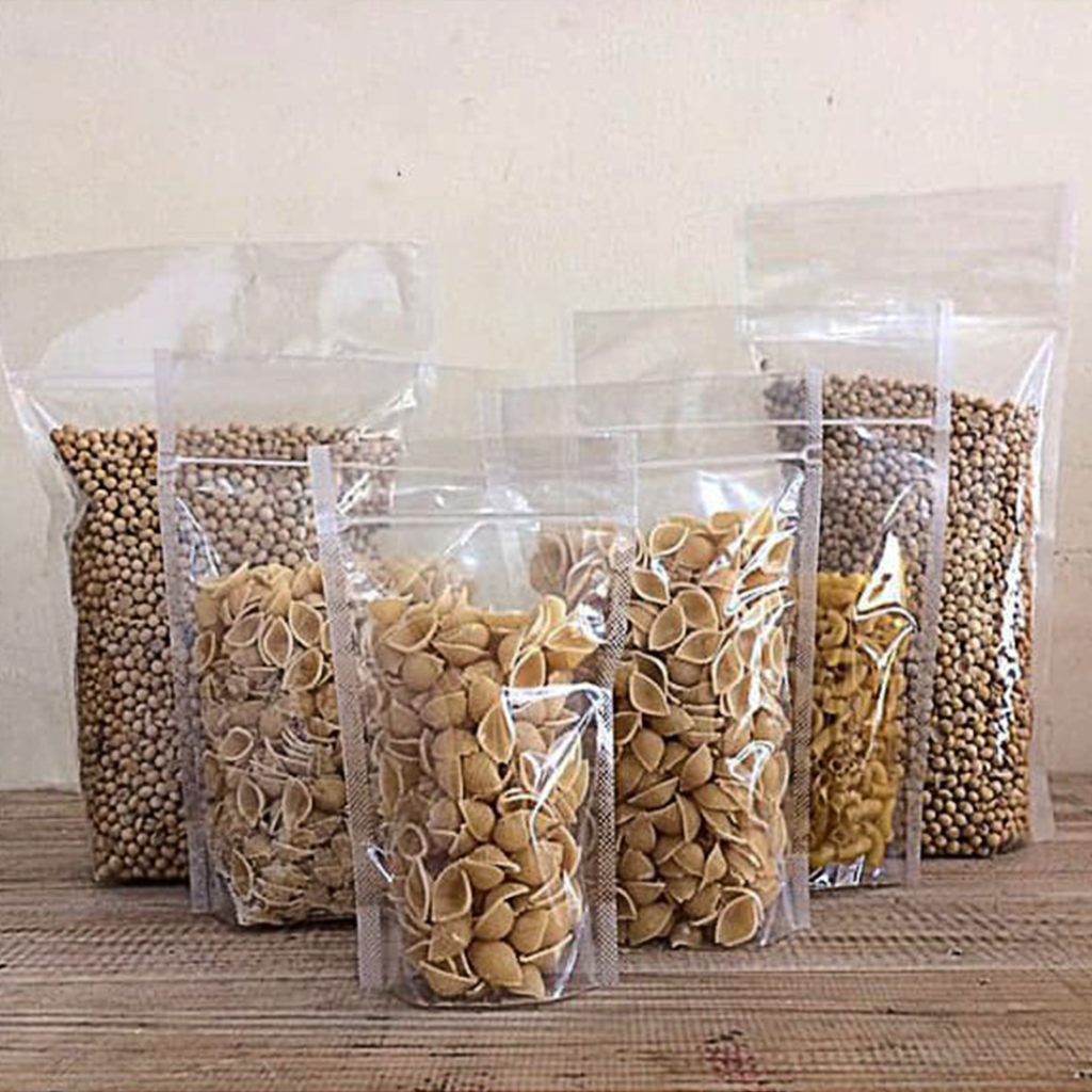 Standing pouch bening berisi kacang dan biji-bijian