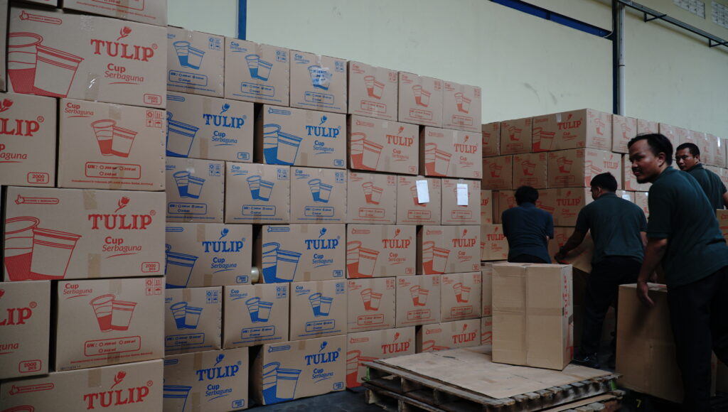 Tumpukan dus cup plastik Tulip di gudang pabrik