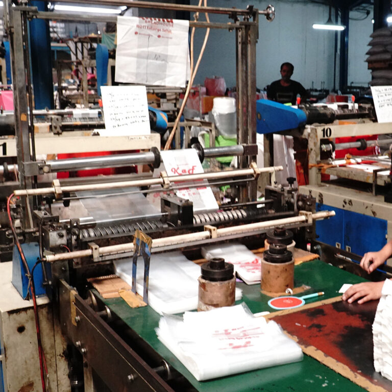 Proses produksi plastik di pabrik