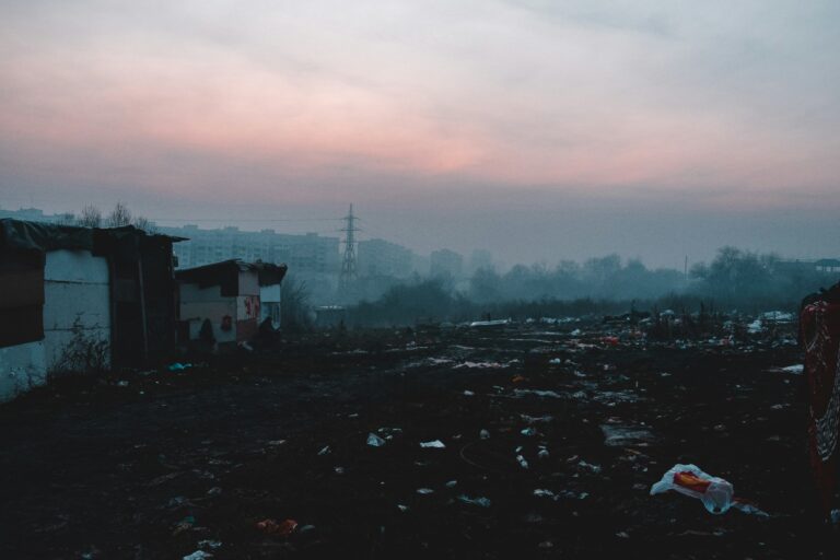 Sampah plastik dapat menyebabkan terjadinya pencemaran tanah.