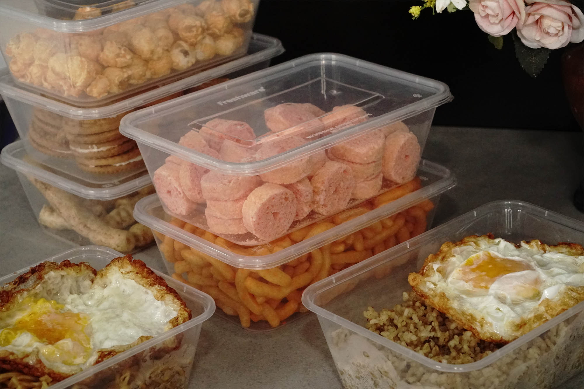 Thinwall Freshware berisi camilan dan lauk