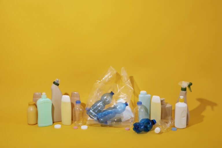 Benarkah plastik diciptakan untuk mengurangi penggunaan kertas?