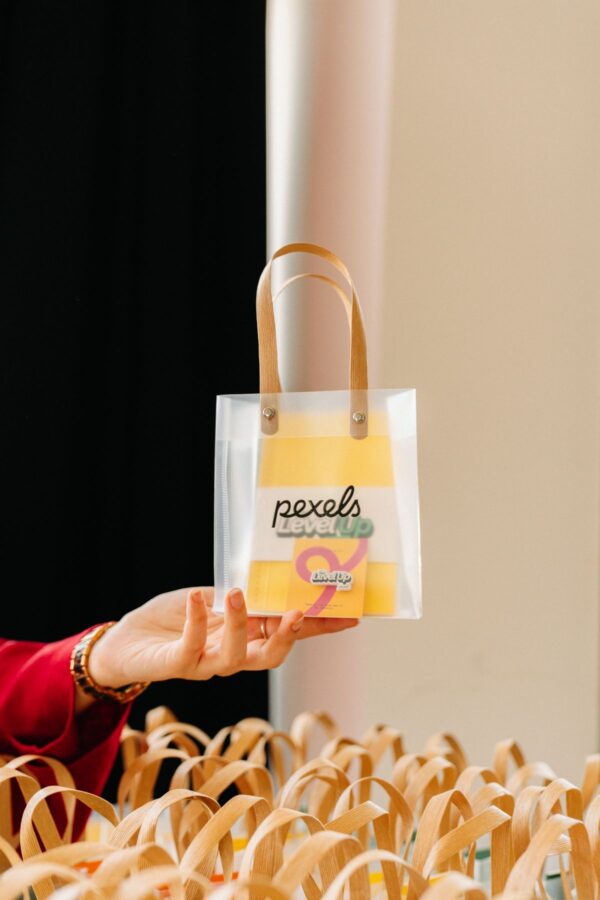Kantong plastik bening dengan sablon logo brand