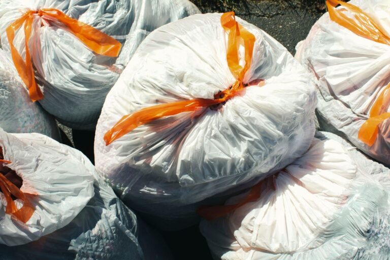 Kantong sampah berisi sampah diikat dengan tali serut