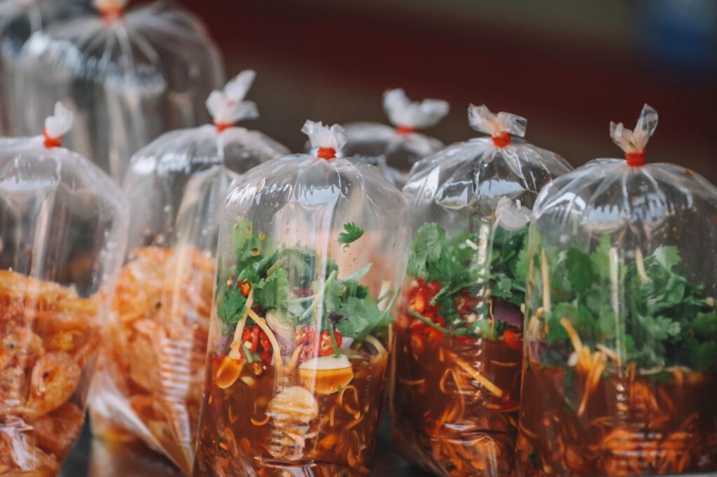 Makanan siap jual dibungkus plastik bening